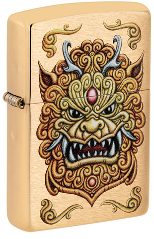 ¾ vue du briquet coupe-vent Foo Dog Design, montrant des lions dorés impériaux dans le style de l'art chinois.