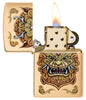 Vue de face du briquet Zippo coupe-vent ouvert Foo Dog Design, avec flamme, montrant un lion doré impérial dans le style de l'art chinois.