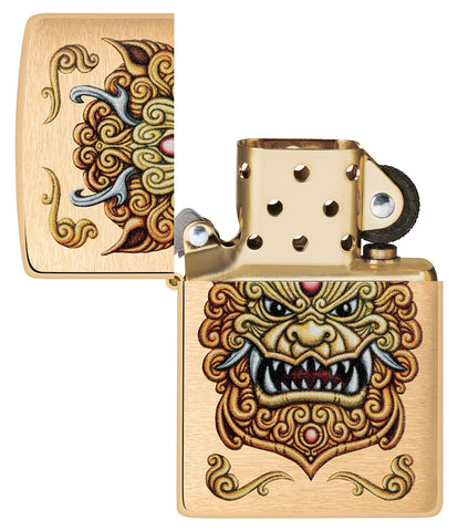 Vue de face du briquet Zippo coupe-vent ouvert Foo Dog Design, sans flamme, montrant un lion doré impérial dans le style de l'art chinois.