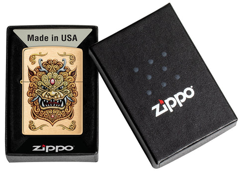 Briquet Zippo coupe-vent Foo Dog Design dans sa boîte cadeau, représentant un lion doré impérial dans le style de l'art chinois.