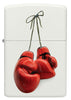 Vue de face du briquet Zippo blanc avec des gants de boxe rouges