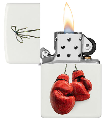 Briquet Zippo blanc avec gants de boxe rouges ouverts avec flamme