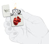 Briquet Zippo blanc avec gants de boxe rouges ouverts avec flamme dans une main stylisée