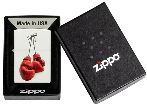 Briquet Zippo blanc avec des gants de boxe rouges dans une boîte cadeau noire