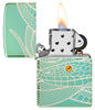 Briquet Zippo 360° vue de face ouvert et allumé  et fait de métal, avec une illustration en couleur qui montre un serpent tout autour du briquet avec un œil de cristal irisé est attaché