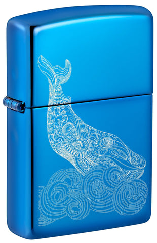 Briquet Zippo vue de face ¾ Angle Baleine Design bleu clair brillant avec une baleine gravée avec des vagues rondes.