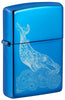 Briquet Zippo vue de face ¾ Angle Baleine Design bleu clair brillant avec une baleine gravée avec des vagues rondes.
