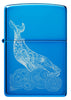 Briquet Zippo vue de face de la baleine Design bleu clair brillant avec une baleine gravée avec des vagues rondes