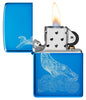 Briquet Zippo Vue de face de la baleine Design bleu clair brillant avec une baleine gravée avec des vagues rondes Ouvert et allumé