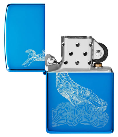 Briquet Zippo vue de face  Whale Design bleu clair brillant avec une baleine gravée avec des vagues rondes Ouvert et non allumé
