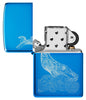 Briquet Zippo vue de face  Whale Design bleu clair brillant avec une baleine gravée avec des vagues rondes Ouvert et non allumé