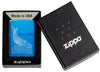Briquet Zippo Whale Design bleu clair brillant dans son emballage ouvert avec une baleine gravée avec des vagues rondes