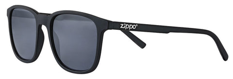 Lunettes de soleil Zippo vue de face ¾ angle avec verres noirs et monture carrée étroite en noir avec logo Zippo blanc